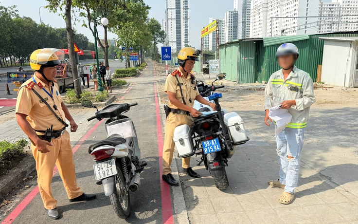 CSGT phạt hàng loạt xe máy đi vào làn đường riêng cho xe đạp ở TP.HCM