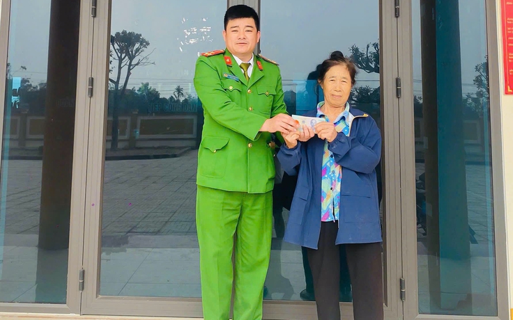 Nhặt được vàng khi đi chợ, người phụ nữ chọn cách khiến nhiều người ấm lòng