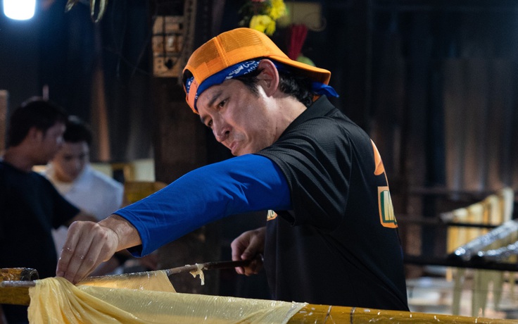 Huy Khánh cùng mỹ nam phim trăm tỉ vất vả 'mưu sinh' mùa tết