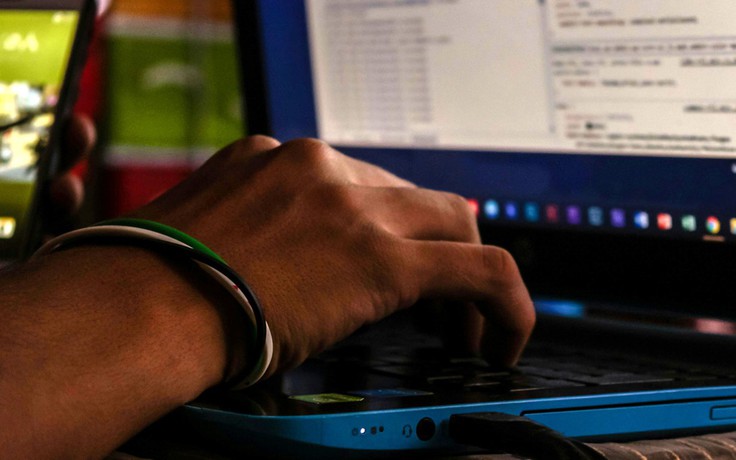 5 lỗi thường gặp âm thầm làm hao pin laptop