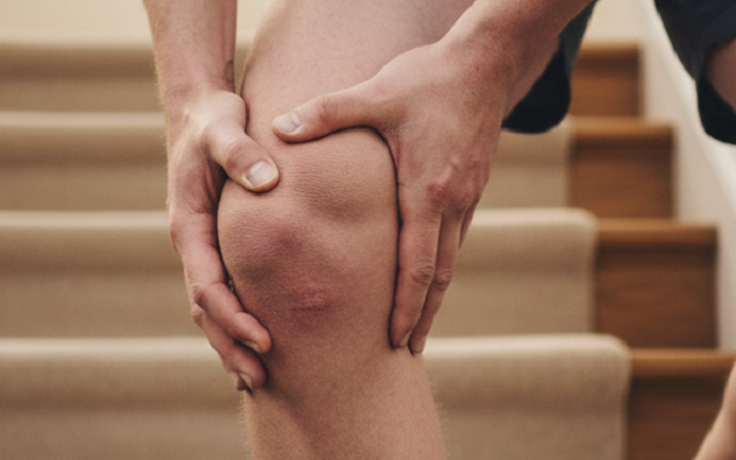 Bước xuống cầu thang nhiều có hại khớp gối không?