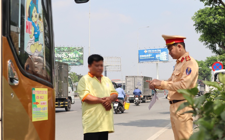 Lùi xe khi đi 'lố' đường rẽ: Phạt cao nhất 40 triệu đồng?