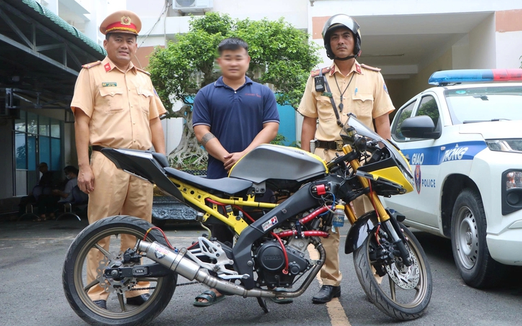 CSGT TP.HCM tịch thu mô tô, phạt hơn 13 triệu người buông 2 tay nghe điện thoại