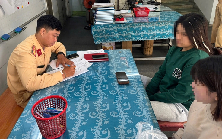 CSGT TP.HCM tịch thu xe SH biển số 567.89 buông 2 tay trên cầu Ba Son