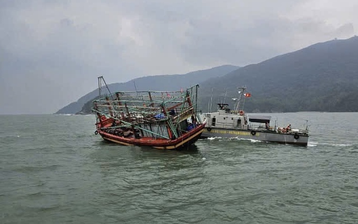 Biên phòng ứng cứu tàu cá Quảng Trị bị thủng thân ở vịnh Đà Nẵng