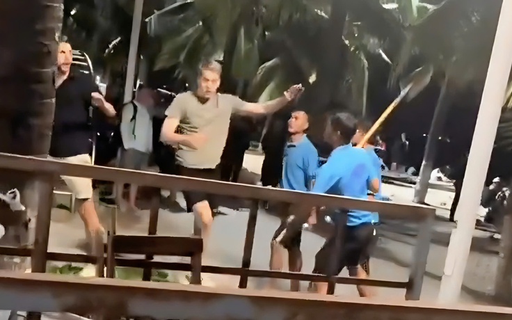 Đình chỉ quán bar có nhân viên dọa đánh du khách nước ngoài