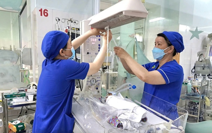 Bác sĩ TP.HCM cứu sống ngoạn mục bé trai Hàn Quốc sinh non nặng 1,2 kg