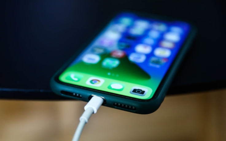 Đâu là vị trí tốt nhất để cắm sạc pin điện thoại qua đêm?