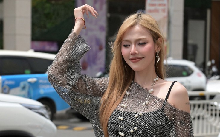 Diện áo lưới cùng chân váy, 'phá cách' nhẹ nhàng cho ngày xuống phố