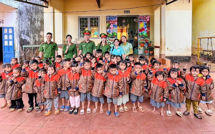 'Áo ấm mùa đông' sưởi ấm lòng người vùng lũ Gia Lai