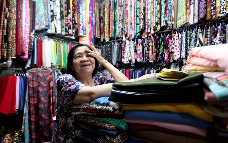 Tiểu thương lớn tuổi ở chợ truyền thống TP.HCM chật vật với sổ sách, hóa đơn