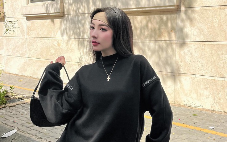 Váy xếp ly và băng đô: khi nét điệu đà trở thành tuyên ngôn cá tính