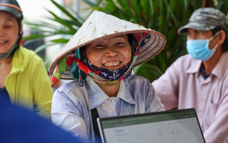 Những khoảnh khắc ấm lòng tại các điểm đăng ký nhận vé xe tết miễn phí