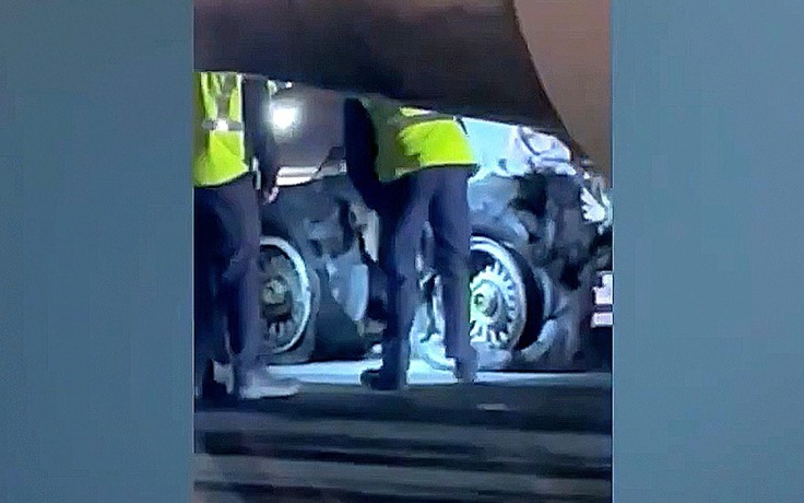 Máy bay chở 221 hành khách nổ 8 bánh khi hạ cánh tại Mỹ