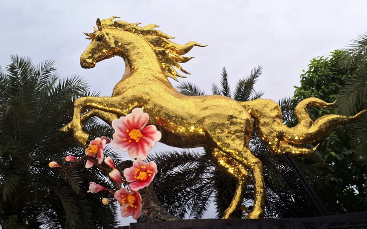 Linh vật ngựa vàng Bính Ngọ cao 5 m xuất hiện ở sân bay Đà Nẵng