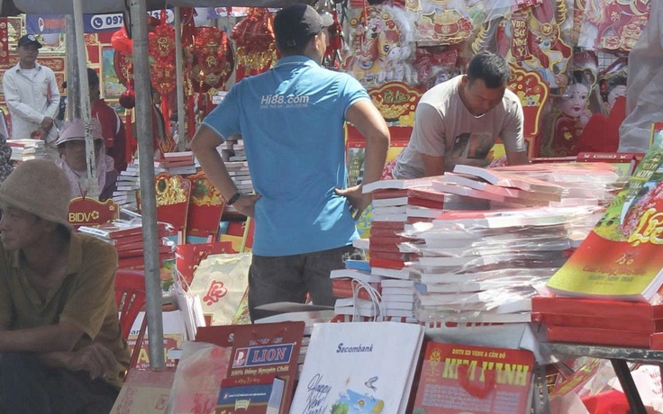 Tết chưa tới mà phố đã rộn ràng: Người trẻ rục rịch sắm sửa từ sớm