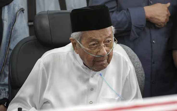 Cựu Thủ tướng Malaysia Mahathir nhập viện sau khi vợ qua đời