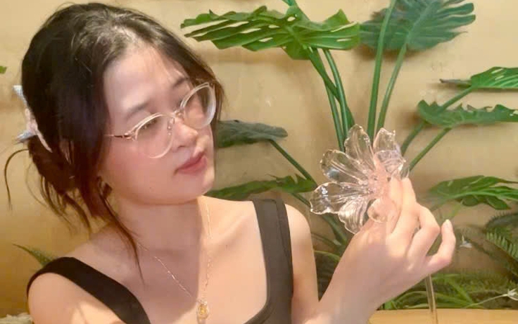 Cô gái làm hoa thủy tinh bán với giá 1 triệu đồng/bông