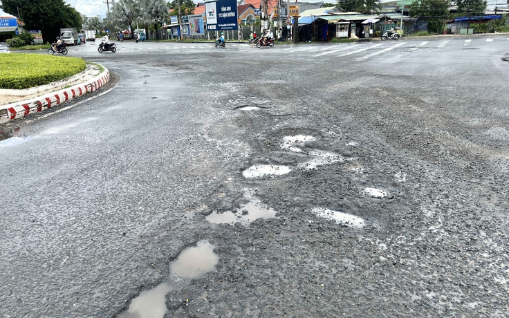 Nhiều ổ gà ngay vòng xoay Tân Kim
