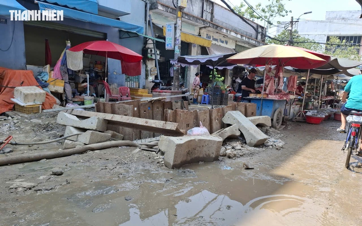 Công trình trước chợ Phú Lâm quá ngổn ngang