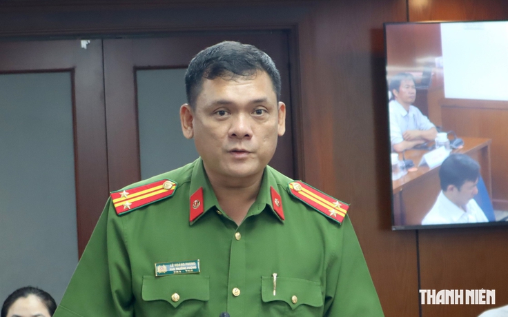 Lấn chiếm vỉa hè, học sinh phải đi bộ dưới lòng đường: Công an TP.HCM nói gì?