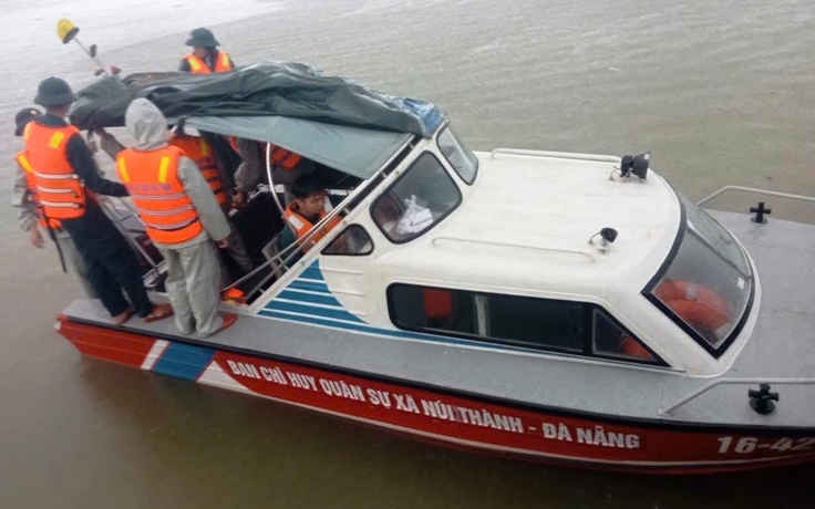 Xuyên đêm tìm người mất tích sau khi bị sét đánh trên sông Trường Giang