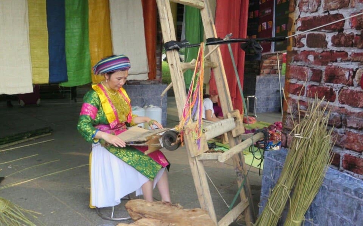 Người phụ nữ Mông học chữ ở tuổi lấy chồng, 'dệt' thêm cơ hội cho chị em