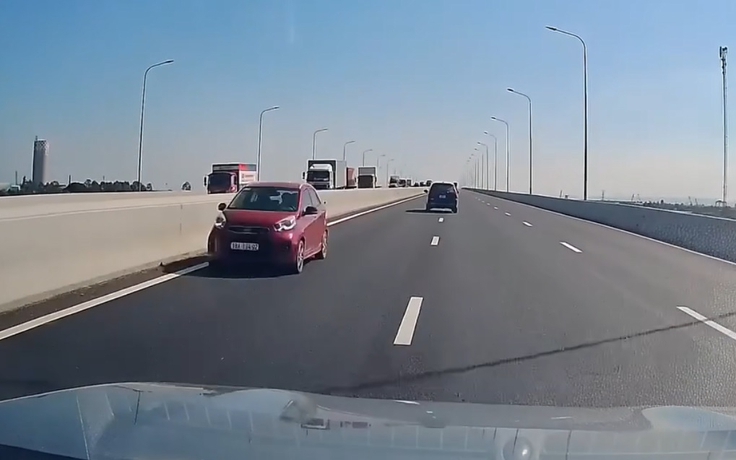 Tài xế phóng ô tô ngược chiều trên cao tốc bị CSGT xử phạt gần 40 triệu