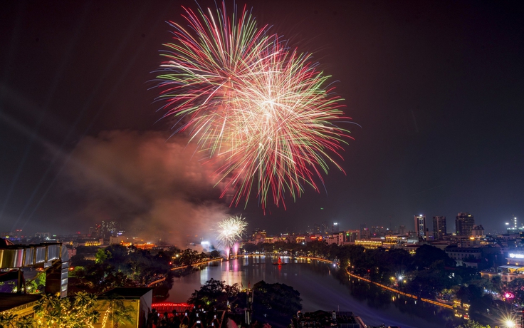 Pháo hoa rực rỡ bầu trời Hà Nội mừng 72 năm Ngày giải phóng thủ đô