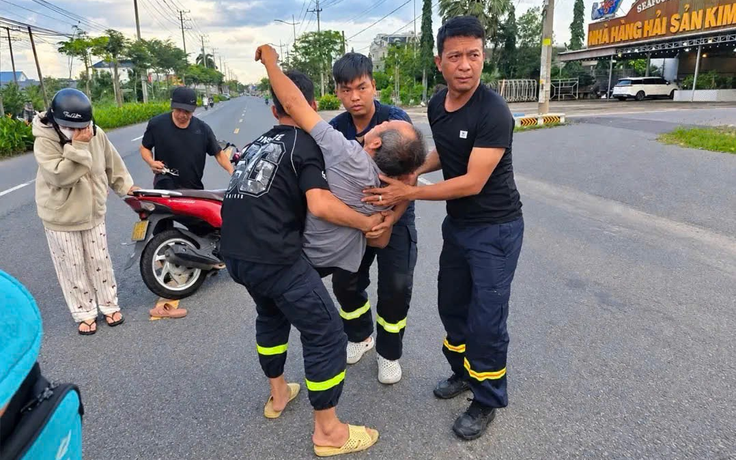 Cảnh sát PCCC Công an TP.HCM kịp thời cứu người bị tai nạn giao thông