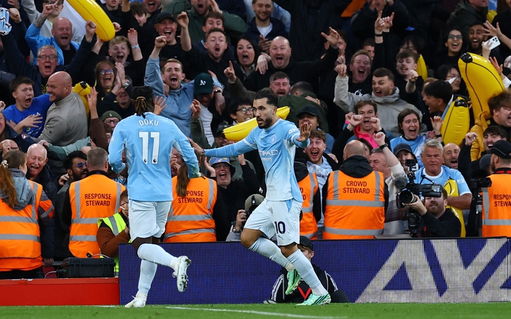 Gravenberch bị thẻ đỏ, Liverpool 'vỡ trận' phải thua đậm Man City 0-3 ngay tại Anfield