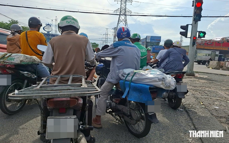 Vô tư chạy xe trên vỉa hè