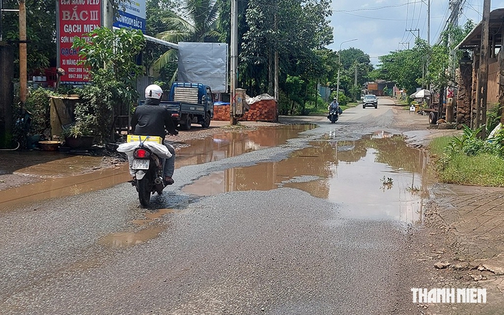Nhiều hố nguy hiểm trên đường