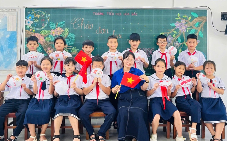 Cô giáo Cơ Tu trở về làng gieo chữ: 'Nhìn học trò tôi nhớ mình ngày trước' Cô giáo Cơ Tu trở về làng gieo chữ: 'Nhìn học trò tôi nhớ mình ngày trước'