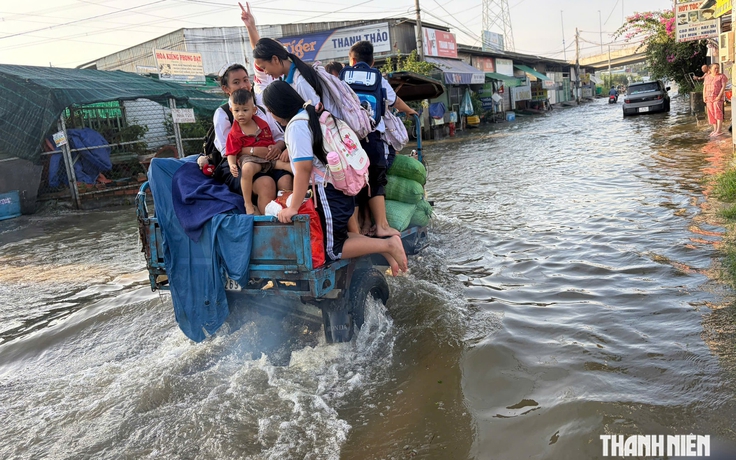 Triều cường dâng cao: Phụ huynh, học sinh TP.HCM chật vật đến trường