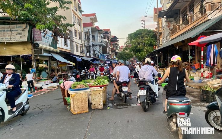 Lạng Sơn: Tiểu thương ra giữa đường bán hàng vì 'chê' chợ mới