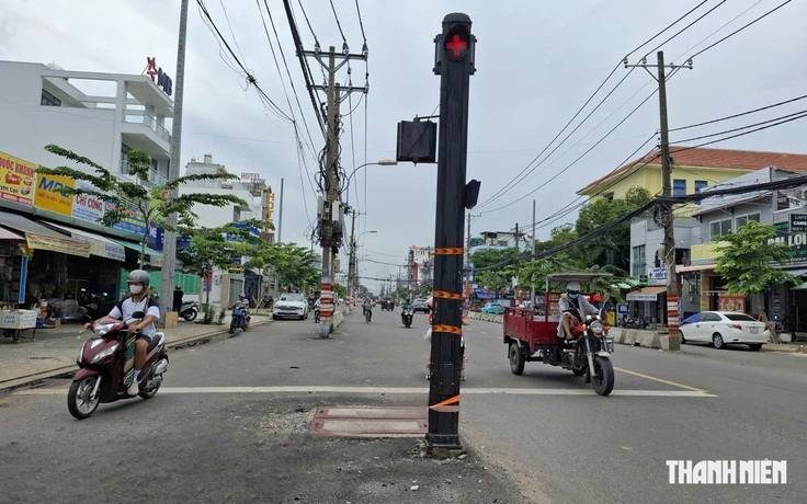 Trụ đèn đứng giữa đường Trụ đèn đứng giữa đường