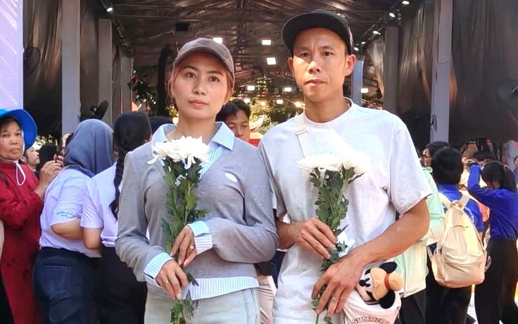 Vợ chồng ở Đà Lạt tặng 4.000 cành cúc trắng: Vượt 300 km tiễn đưa 731 hài cốt liệt sĩ