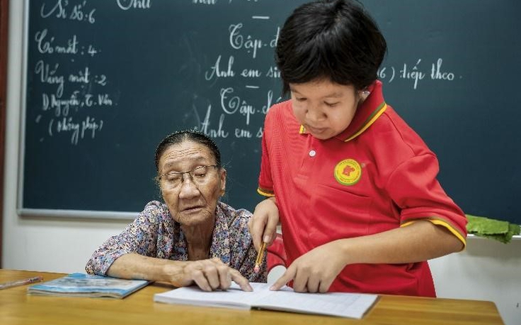Cô giáo bán vé số ở tuổi xế chiều vẫn miệt mài 'gieo' chữ Cô giáo bán vé số ở tuổi xế chiều vẫn miệt mài 'gieo' chữ