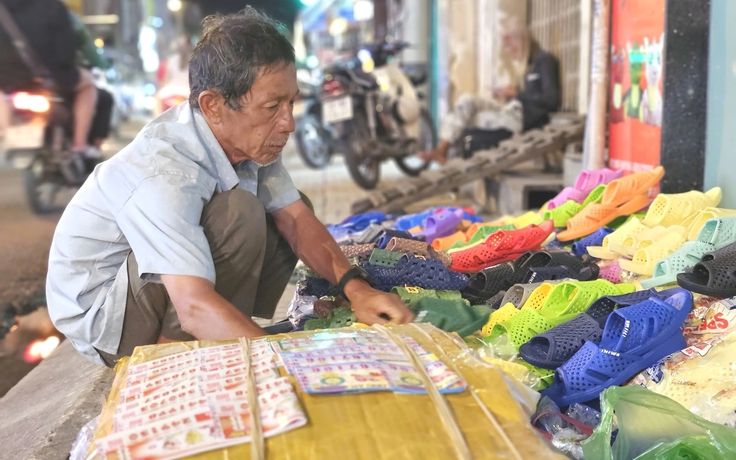 Người đàn ông 62 tuổi bán dép bên lề đường TP.HCM, khách chạy xe nhiều vòng tìm mua