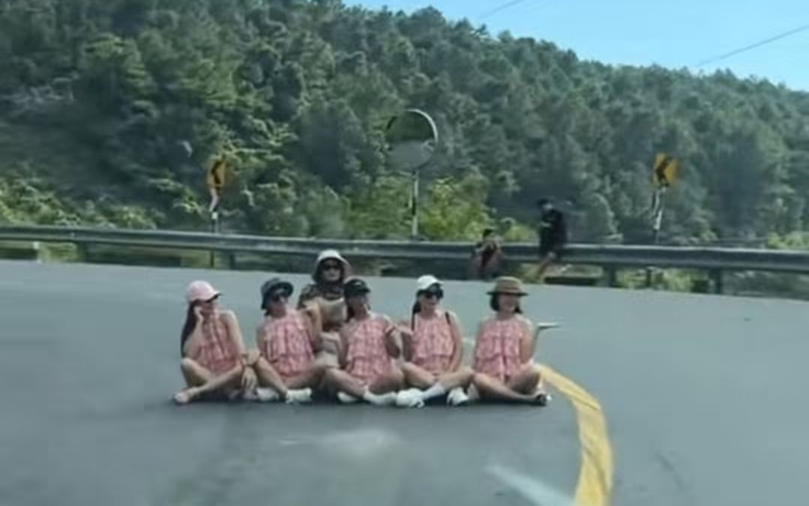 CSGT Đà Nẵng xác minh nhóm 6 phụ nữ ngồi giữa đường đèo Hải Vân chụp ảnh