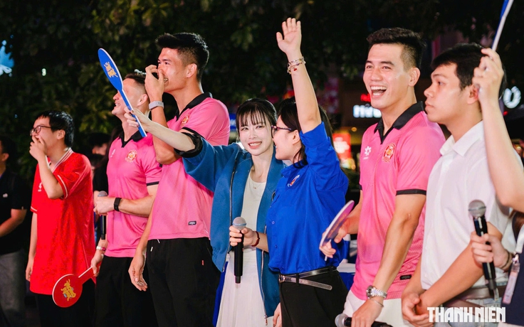 Tiến Linh tiết lộ lời nhắn xúc động, Quốc Cường kể câu nói tiếp lửa của Đình Bắc