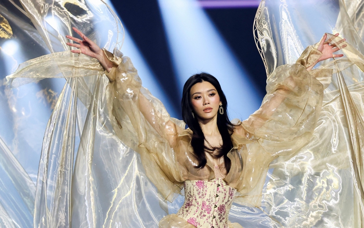 Con dâu 'vua sòng bạc' tái xuất sàn diễn Victoria's Secret sau đám cưới hào môn