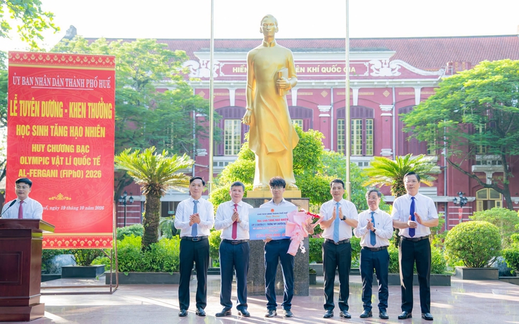 Huế thưởng 150 triệu đồng cho nam sinh đoạt huy chương bạc Olympic vật lý quốc tế