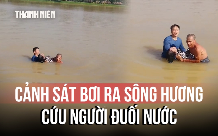 Khoảnh khắc cảnh sát đường thủy bơi ra sông Hương cứu người đuối nước