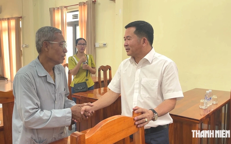 Thăm gia đình bị hỏa hoạn ở phường Vĩnh Tế, ông Đinh Văn Nơi hỗ trợ thêm tiền