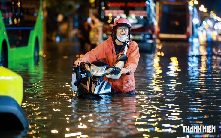 TP.HCM hạn chế người dân qua khu vực ngập sâu, nguy cơ sạt lở
