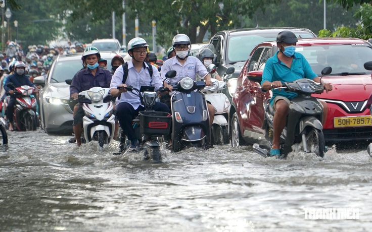Phụ huynh TP.HCM đề xuất học trực tuyến khi mưa lớn, triều cường, Sở GD-ĐT nói gì?