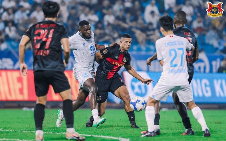 Cuộc đua vô địch V-League kịch tính hơn nhờ một cuộc đua khác