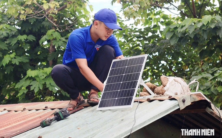 Băng đồi vượt núi 'cõng' điện, dẫn nước về bản
